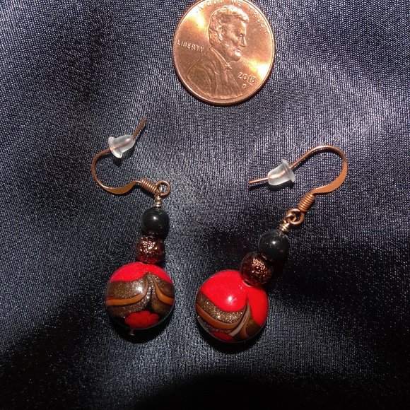Handmade black and crimson Murano earrings - Picture 5 of 6